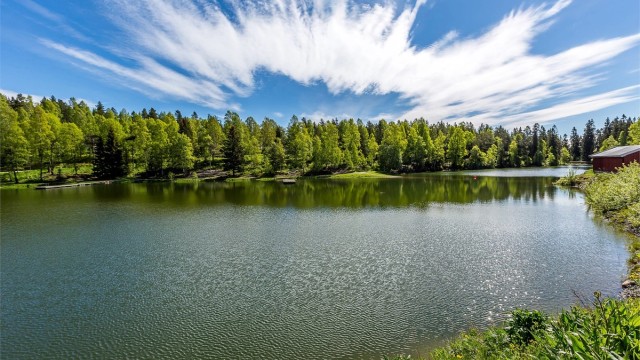 Trollvann - Stedet er kjent for gode badeforhold med flytebrygger, gode turmuligheter, samt servering på Trollvannstua