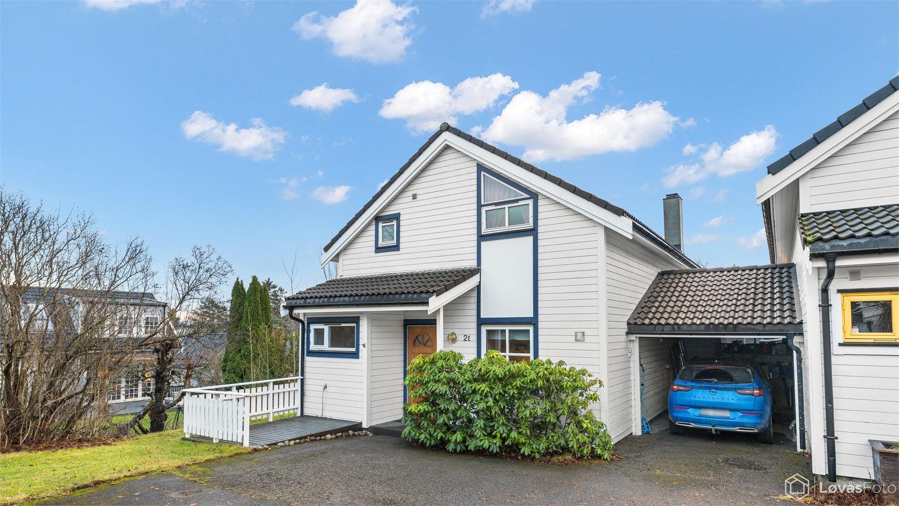 Eiendommen ligger tilbaketrukket fra veien, i et trafikkskjermet og familievennlig nabolag.