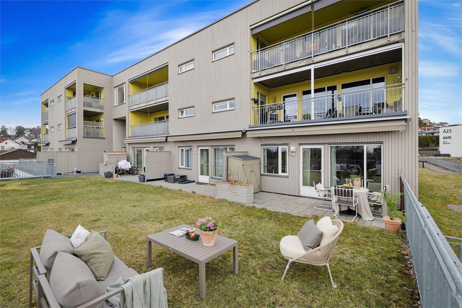 Fra stuen er det utgang til romslig markterrasse på 12 kvm og felles gressplen