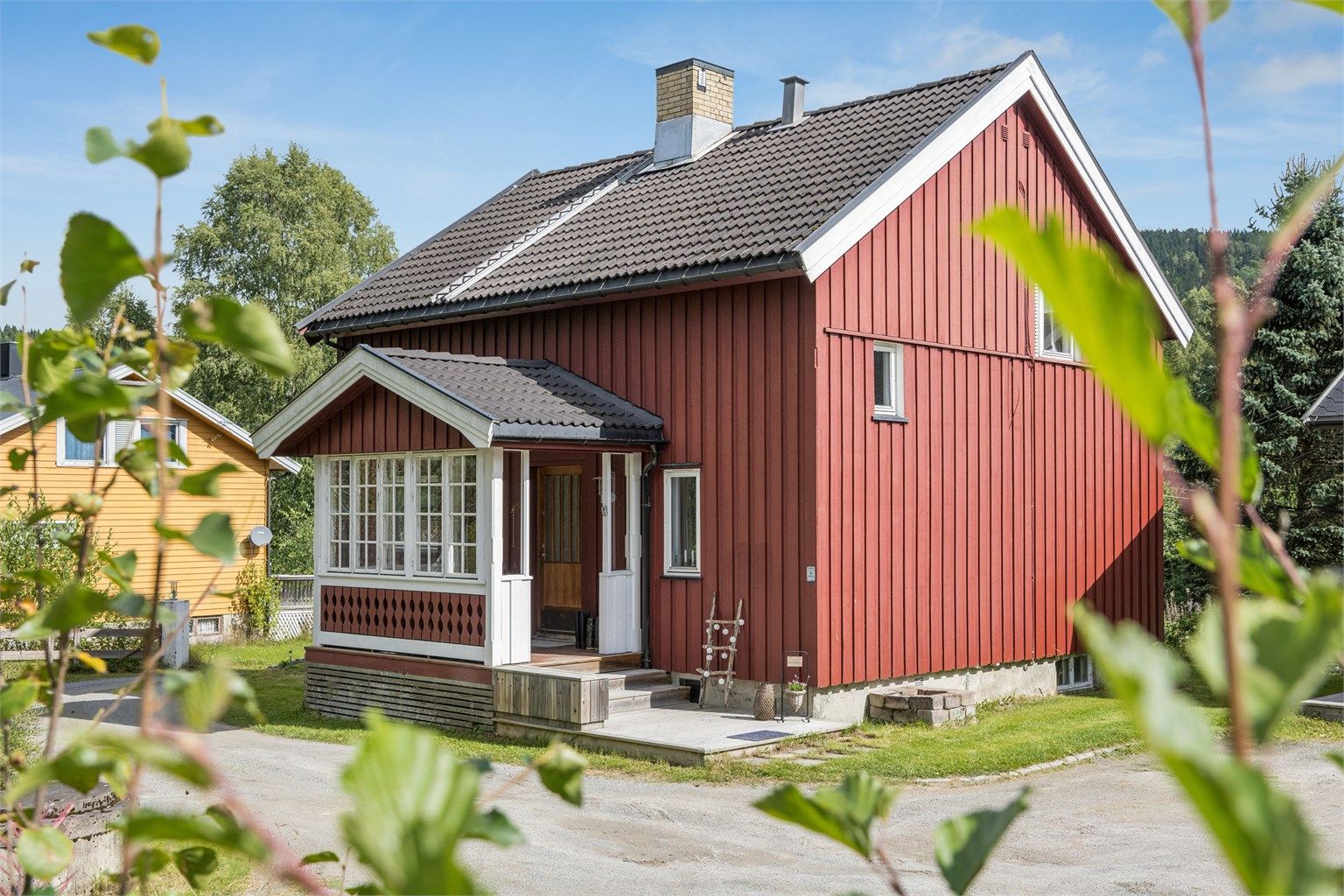 Uteområdet har gode solforhold og gir rom for både avslapning, hagearbeid og aktiviteter.