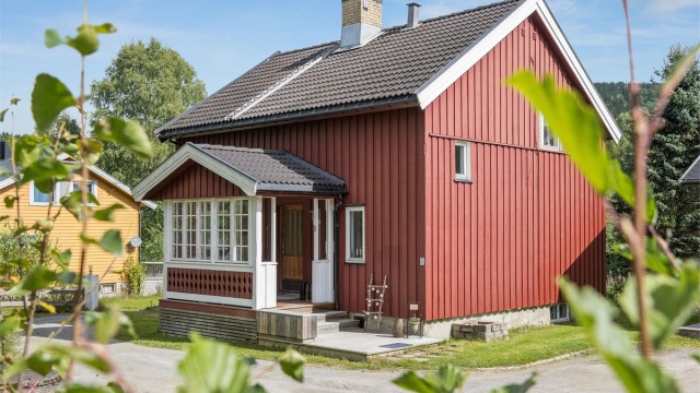 Uteområdet har gode solforhold og gir rom for både avslapning, hagearbeid og aktiviteter.
