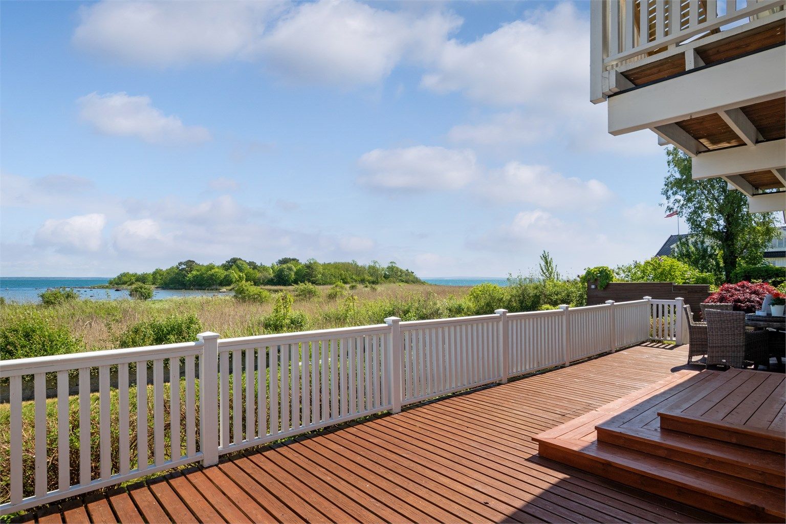 Verandaen på utsiden er ca. 56 kvm og gir en flott, solfyltforlengelse i sommerhalvåret.