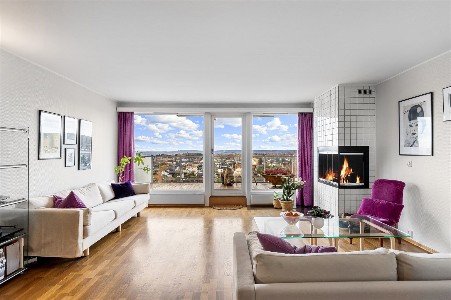 Stuen har god plass til en sofagruppe hvor du kan sitte foran en varm peis mens du skuer over Oslo