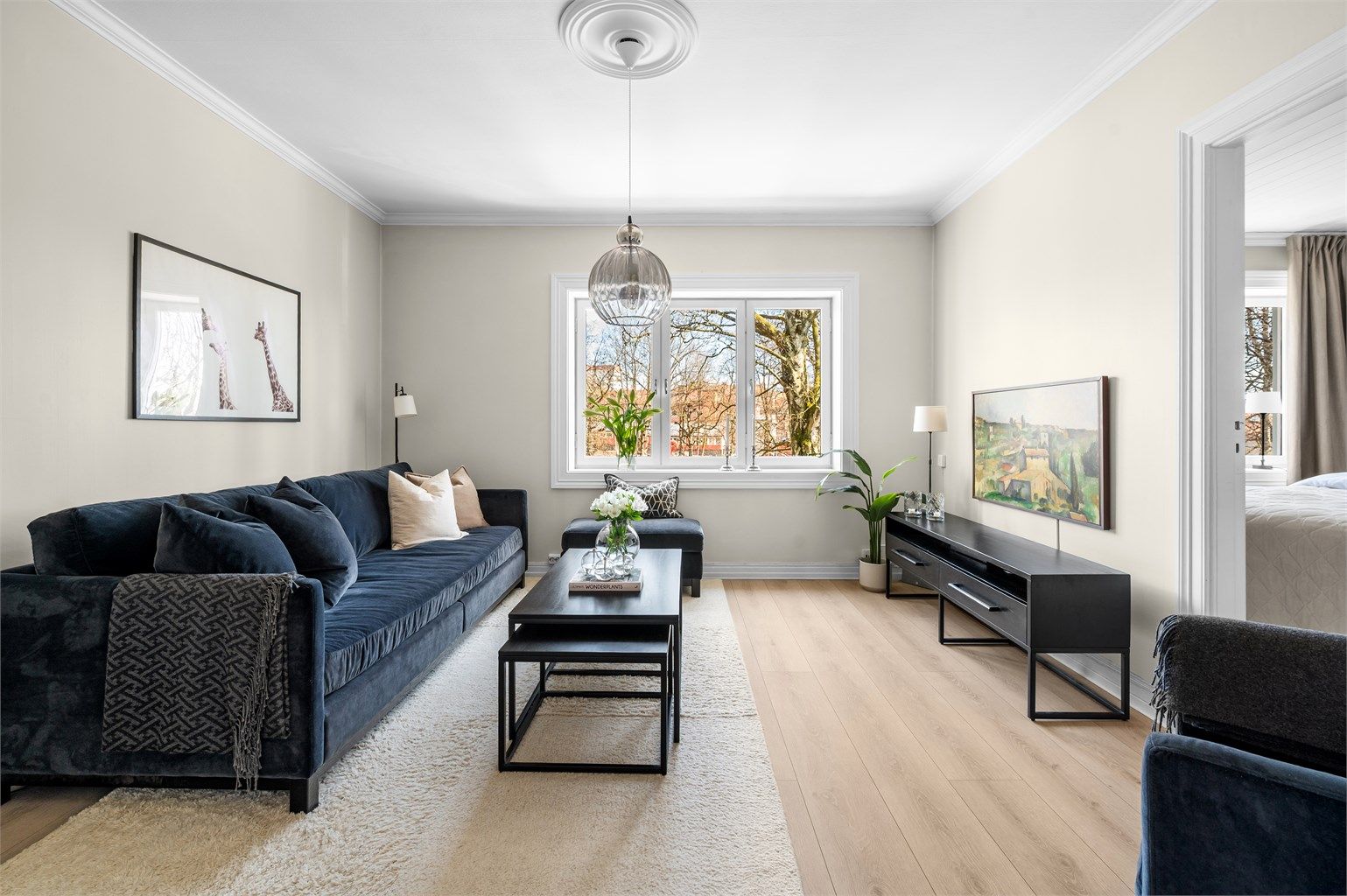 Stuen har en god takhøyde på 2,60 meter, noe som sammen med de store vindusflatene gir en luftig romfølelse.