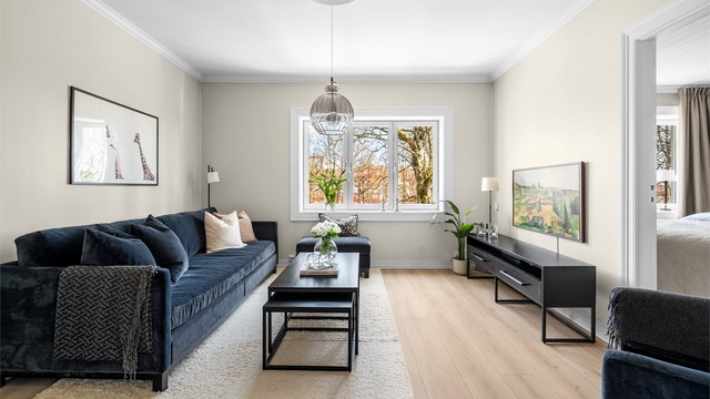 Stuen har en god takhøyde på 2,60 meter, noe som sammen med de store vindusflatene gir en luftig romfølelse.