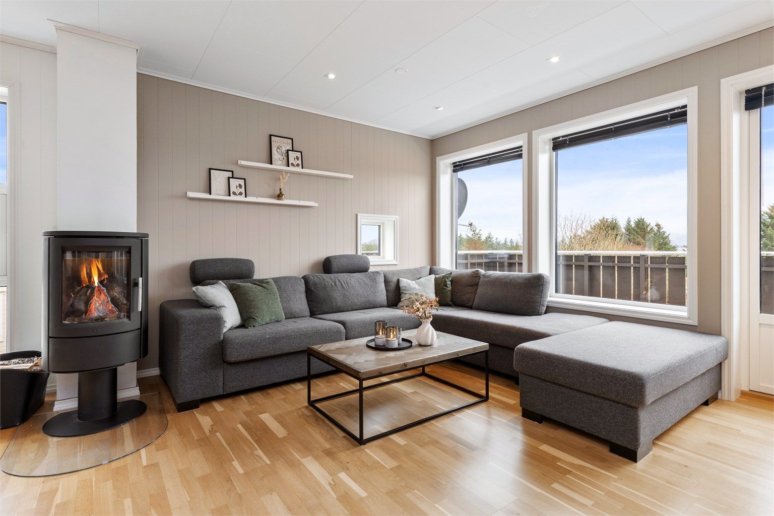 Peisovnen med glassfront gir både hygge og varme