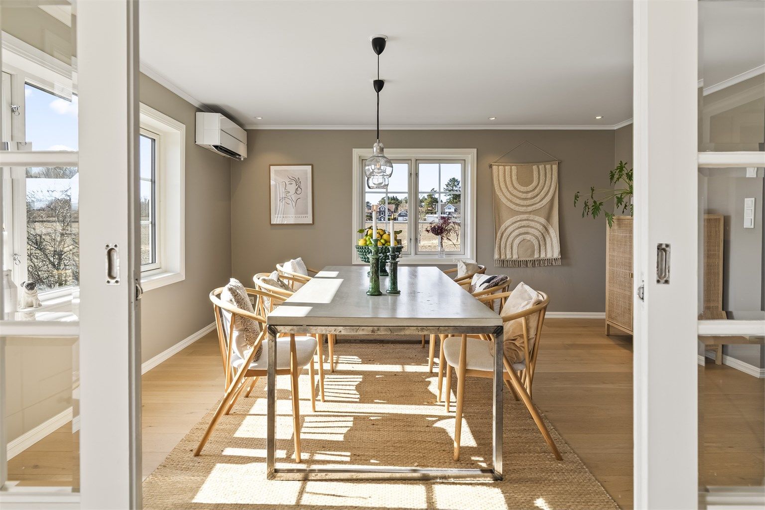 Spisestuen har god plass til langbord og er et naturlig samlingspunkt. Overflatene ble oppgradert i 2020.