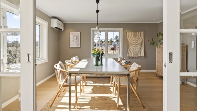 Spisestuen har god plass til langbord og er et naturlig samlingspunkt. Overflatene ble oppgradert i 2020.