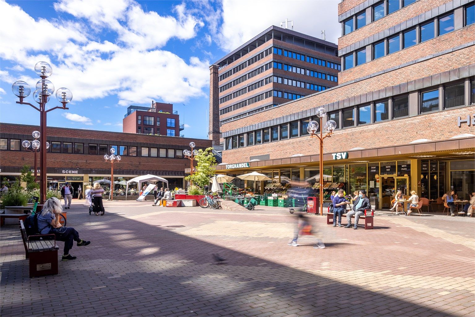 Tøyen torg, med sine mange butikker og serveringssteder, like også rett i nærheten. 