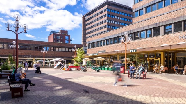 Tøyen torg, med sine mange butikker og serveringssteder, like også rett i nærheten.