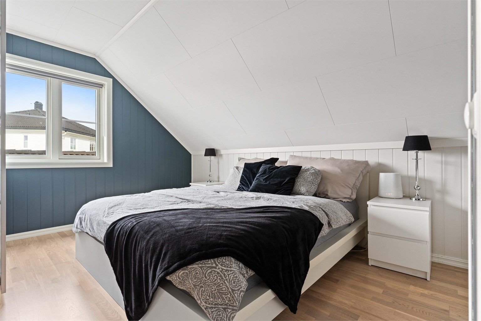 Hovedsoverommet i loftsetasjen er romslig og har plass til dobbeltseng. 