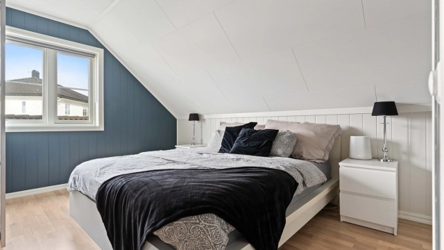 Hovedsoverommet i loftsetasjen er romslig og har plass til dobbeltseng.