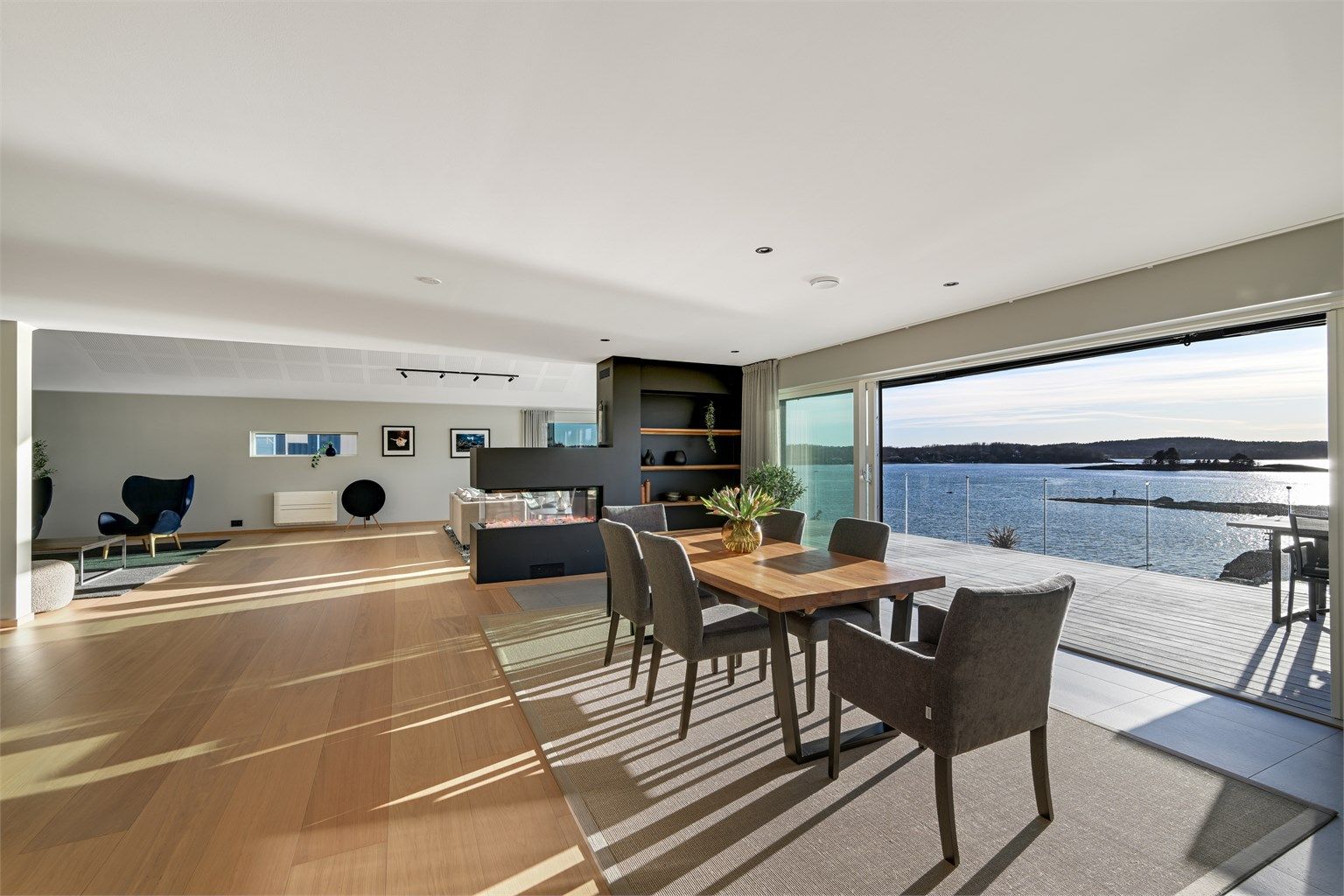 Svært innbydende og lekker enebolig oppført over to etasjeplan. Bygningen fremstår med svært moderne løsninger, funksjonell planløsning og et generelt høyt kvalitetsnivå.