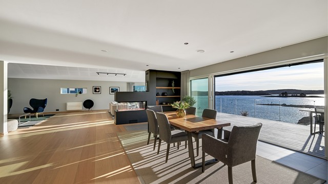 Svært innbydende og lekker enebolig oppført over to etasjeplan. Bygningen fremstår med svært moderne løsninger, funksjonell planløsning og et generelt høyt kvalitetsnivå.