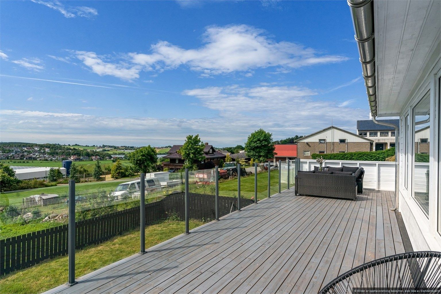 Boligen har virkelig flott utsikt ut over grønne enger og mot Hålandsvatnet (bildet tatt i 2021)