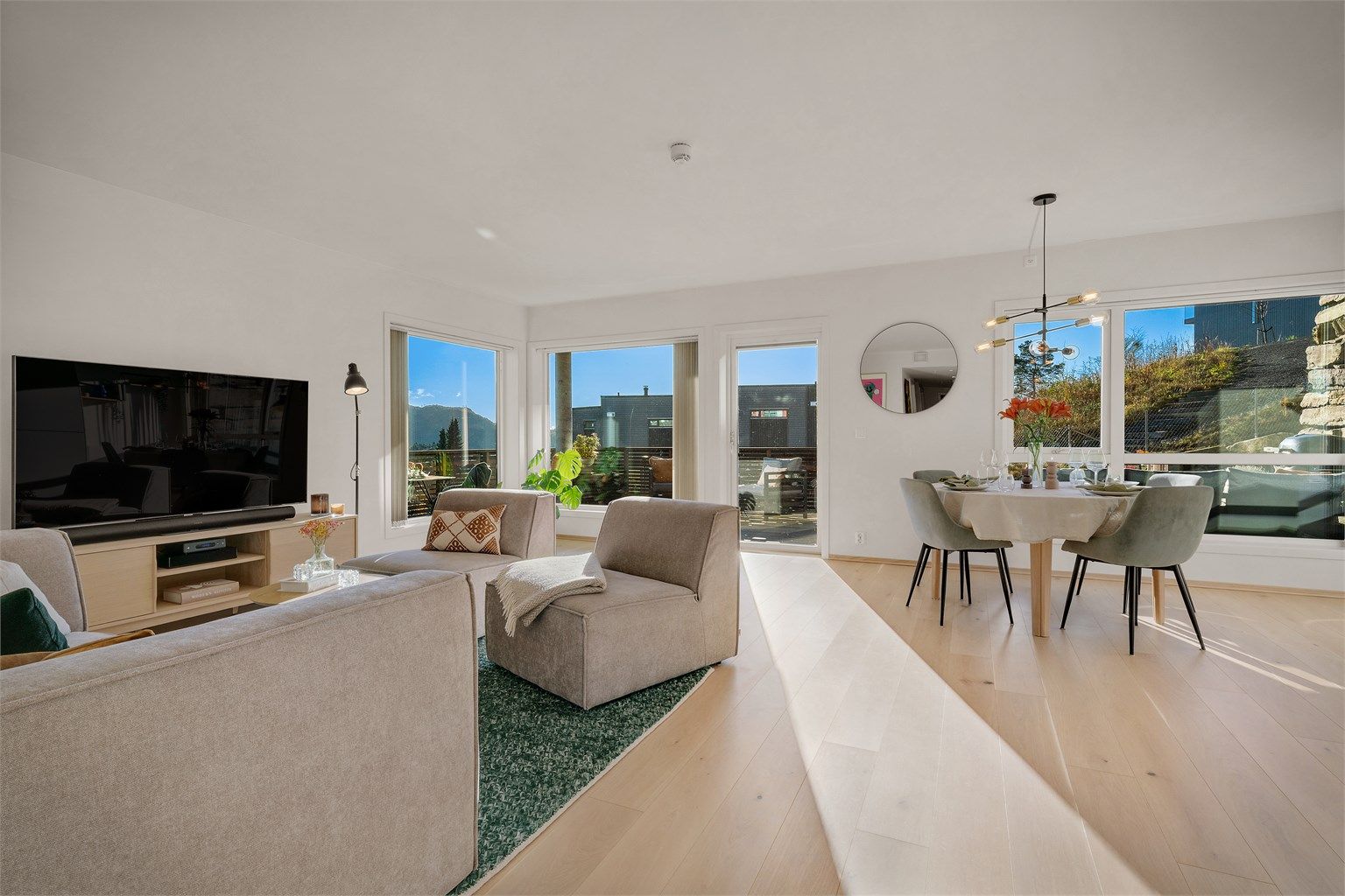 En innbydende og luftig stue med svært behagelig atmosfære 