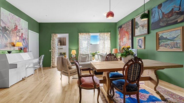 Stuen har god plass til møblement og har god takhøyde