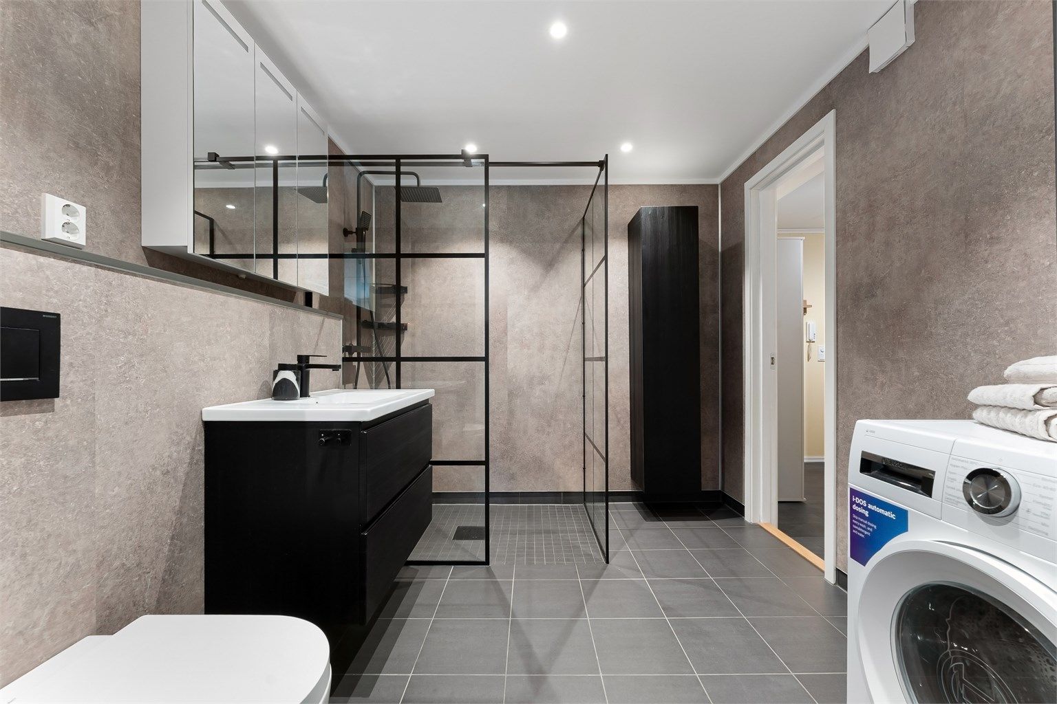 Moderne bad pusset opp i 2021 med gulvvarme