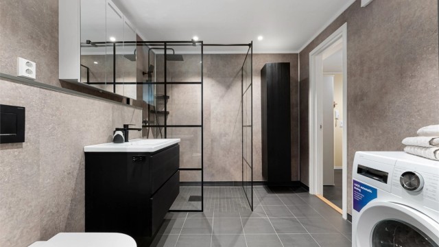 Moderne bad pusset opp i 2021 med gulvvarme