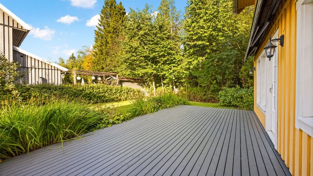Terrassen har god plass til utemøbler og er utstyrt med markise.
