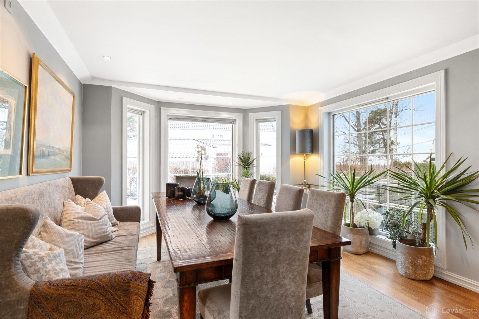 Spisestue med utsyn til hagen