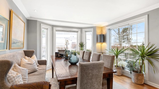 Spisestue med utsyn til hagen