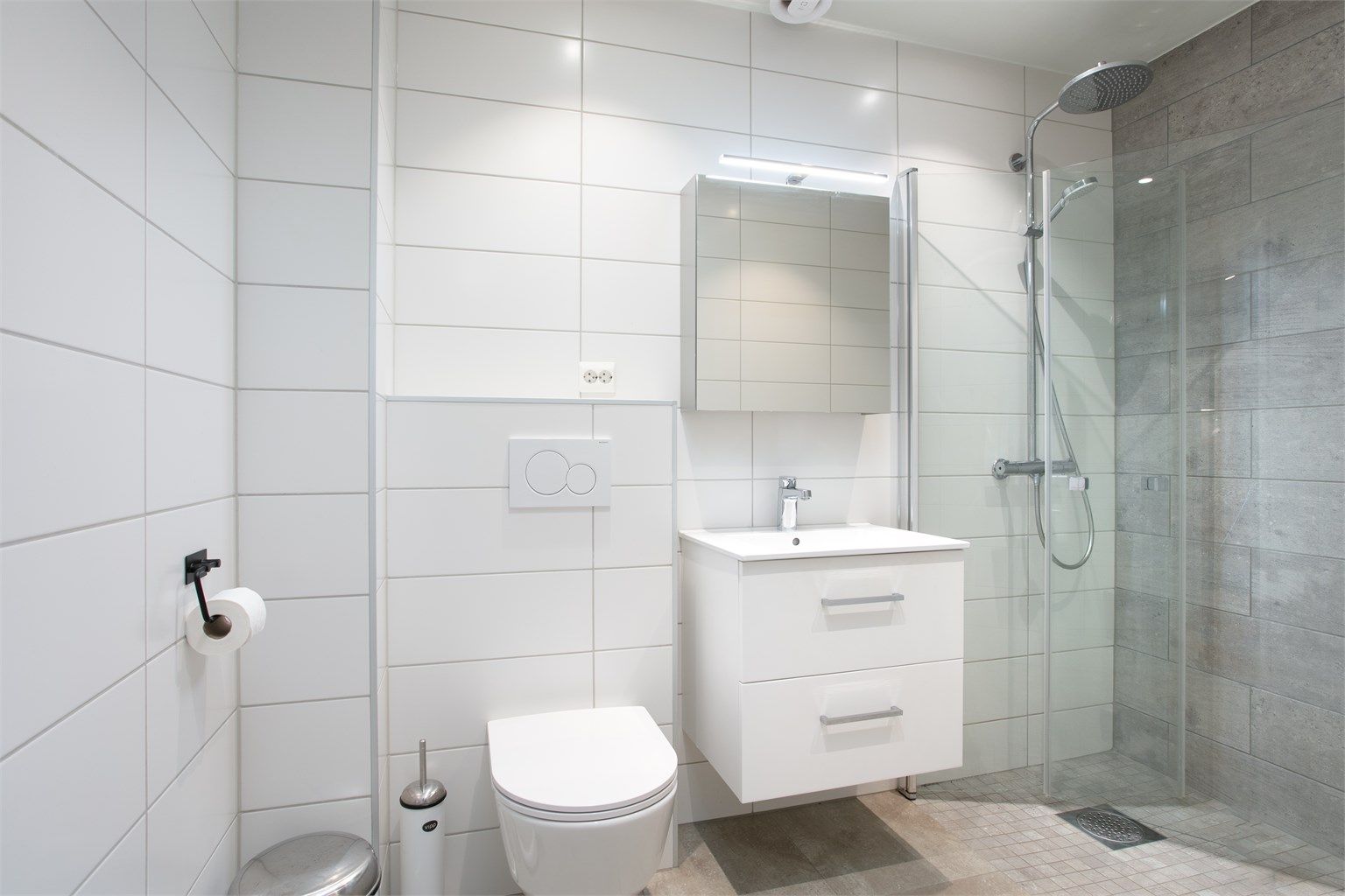 Badet i første etasje fra 2019 og oppusset av fagfolk. Rommet har flislagte overflater og varmekabler i gulvet.