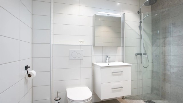 Badet i første etasje fra 2019 og oppusset av fagfolk. Rommet har flislagte overflater og varmekabler i gulvet.