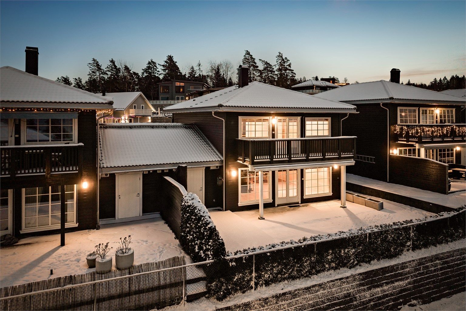 Her bor du i en moderne halvpart av tomannsbolig med praktisk planløsning, vestvendte uteplasser og fjordutsikt