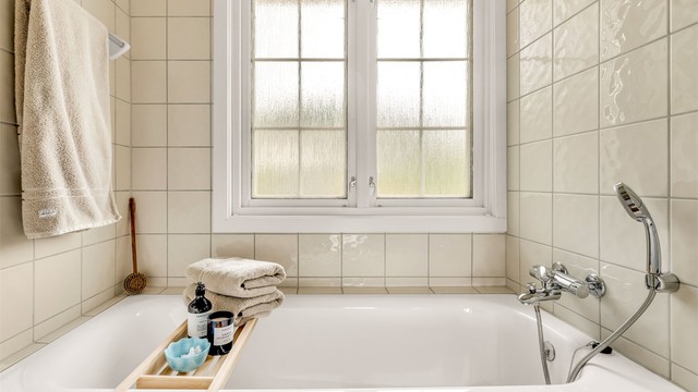 Badet har innmurt badekar med badekararmatur tilkoblet hånddusj.