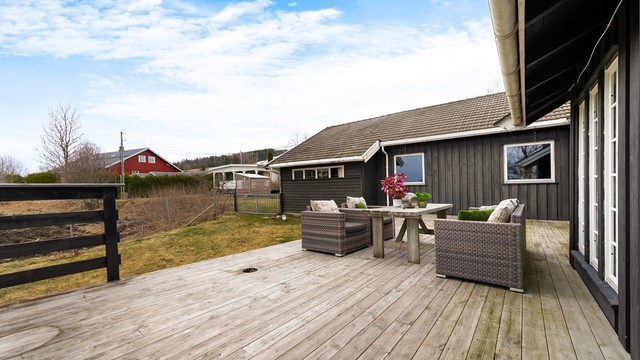 Uteplassen har en god forbindelse til både stue og hage.