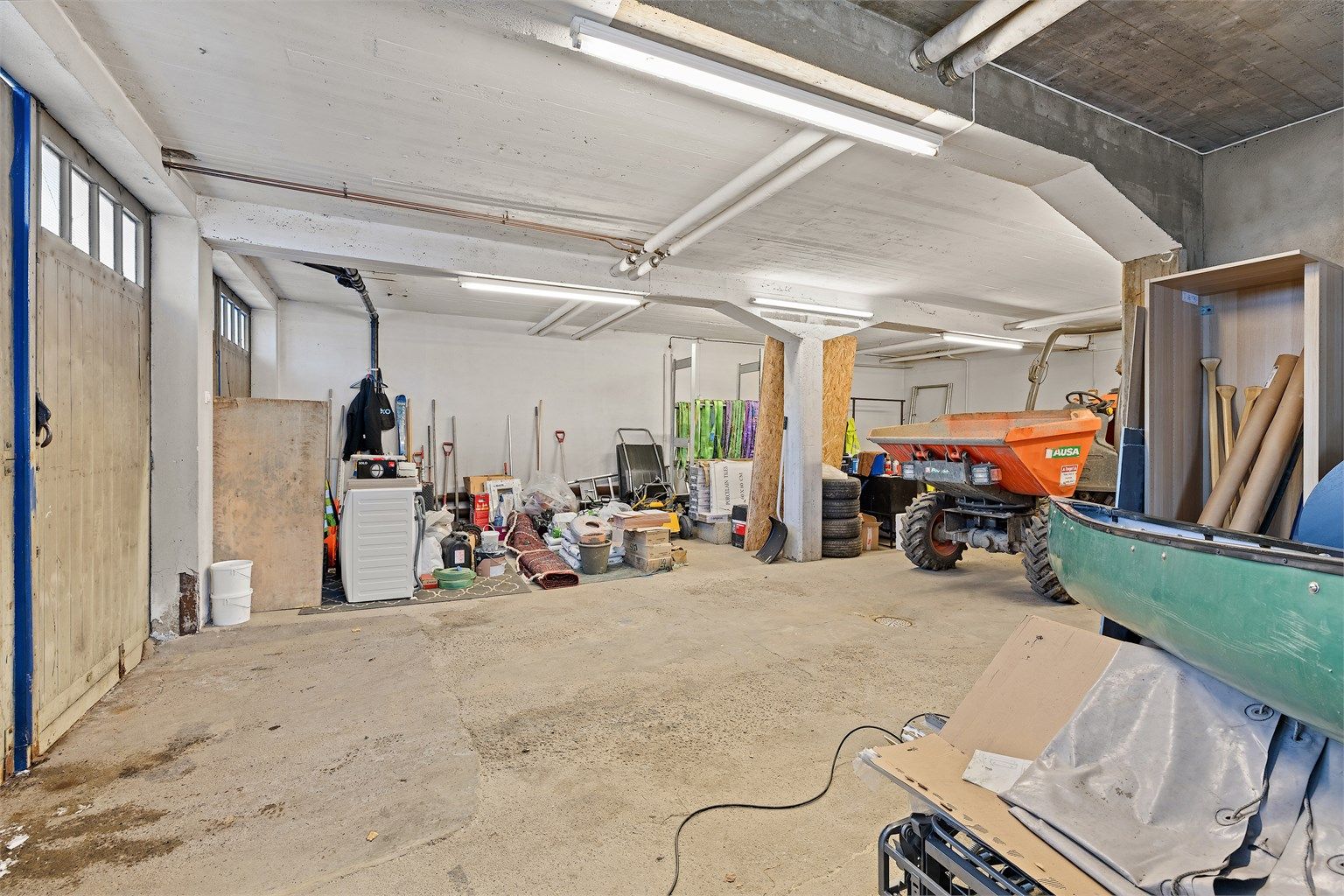 Garasje i u.etg. med god plass for parkering i og lagring