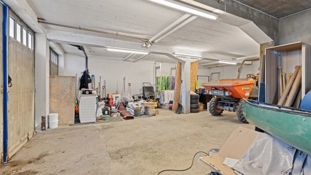 Garasje i u.etg. med god plass for parkering i og lagring