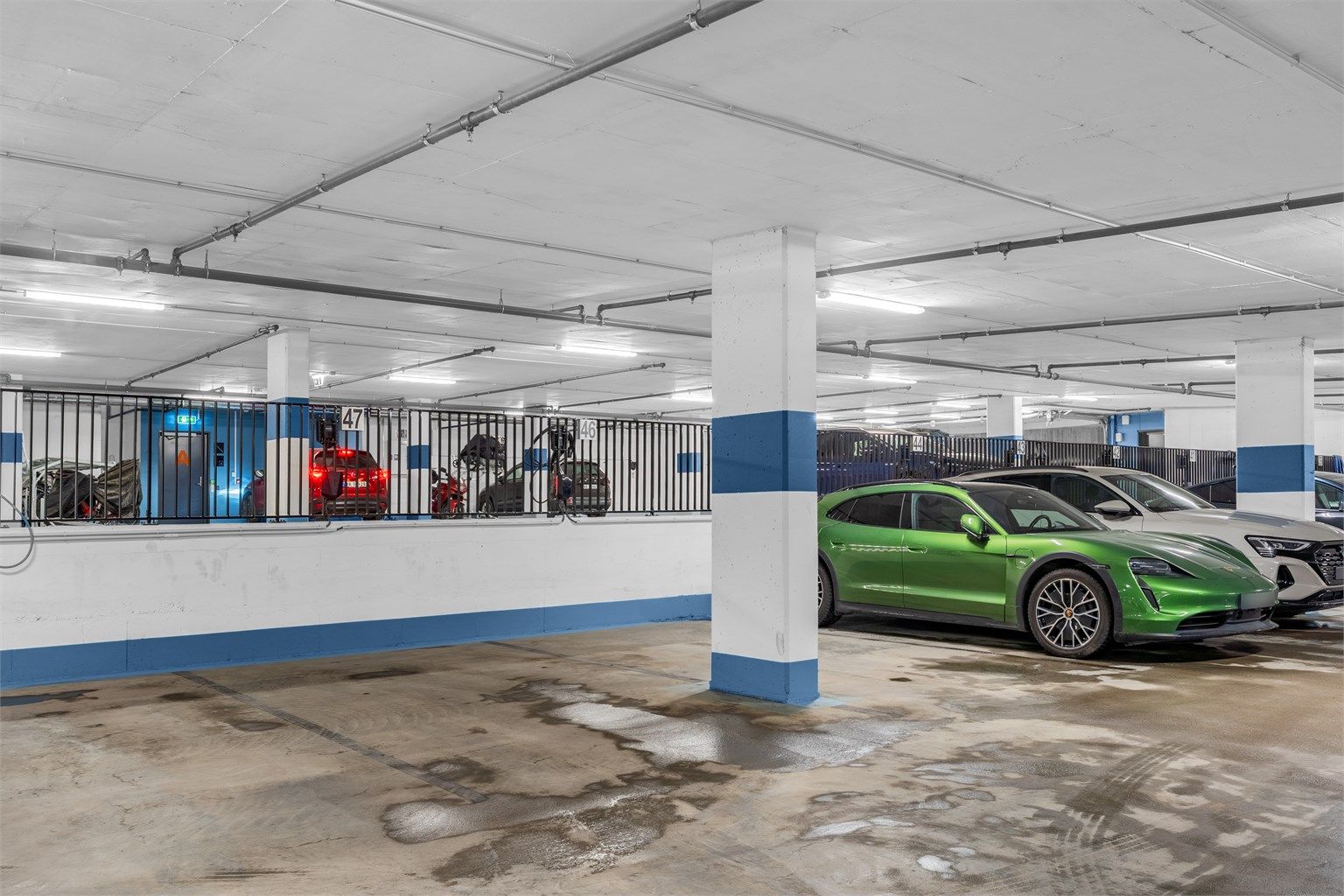 Leiligheten har garasjeplass i felles parkeringskjeller. Denne er merket med nr 47 og det er montert El-billader