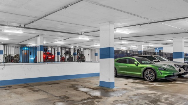 Leiligheten har garasjeplass i felles parkeringskjeller. Denne er merket med nr 47 og det er montert El-billader