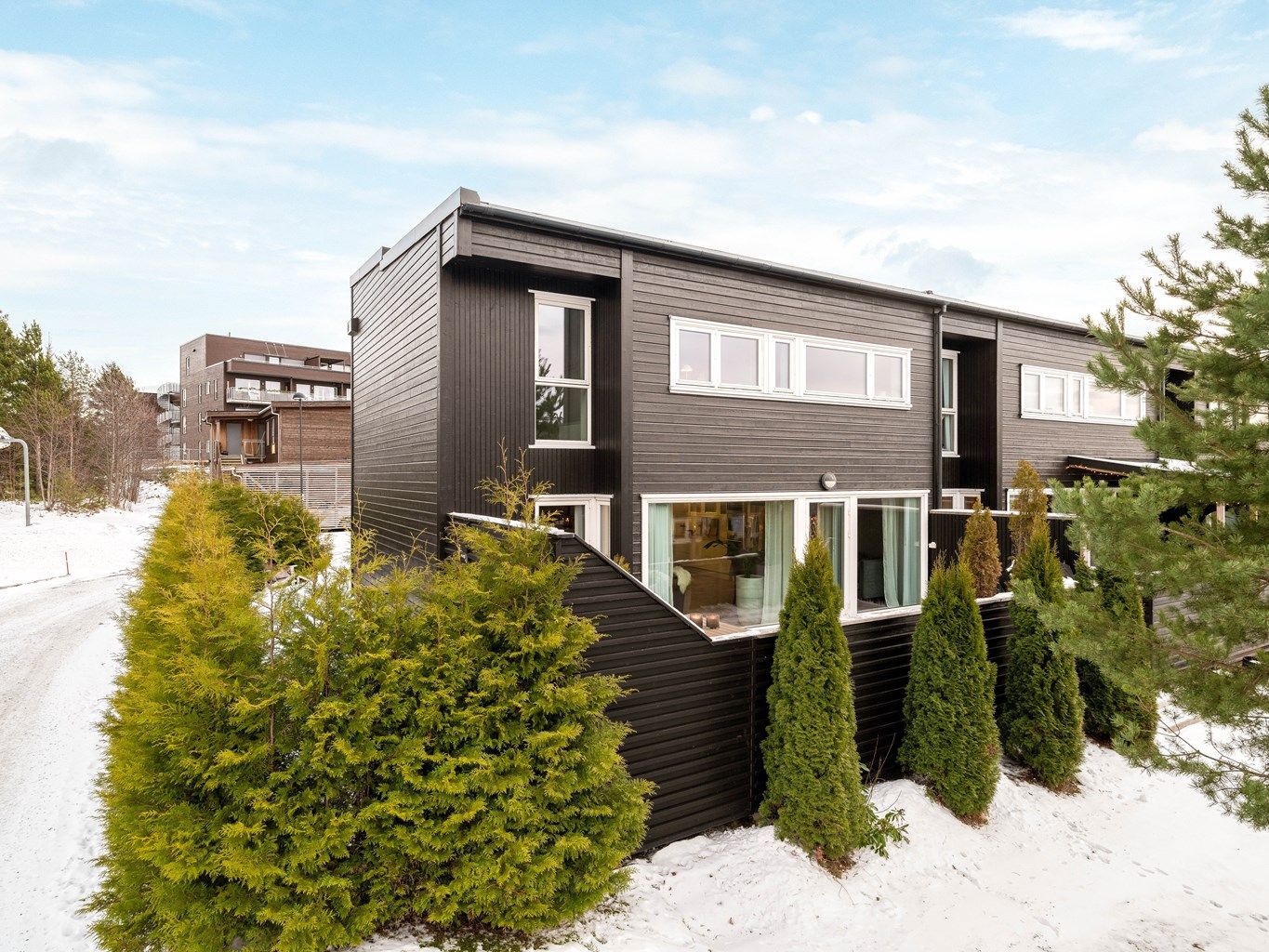 Krogsveen v/Cato Pedersen presenterer Hårstadhaugen 38 - et lekkert enderekkehus beliggende i et særdelsvennlig barnevennlig og sentralt område på Tiller!