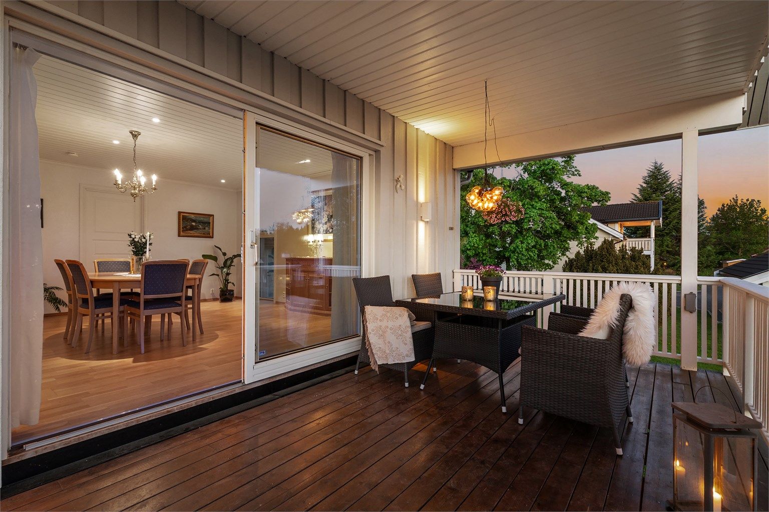 Herlig overbygget terrasse utenfor spisestuen