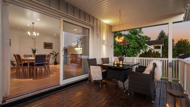 Herlig overbygget terrasse utenfor spisestuen