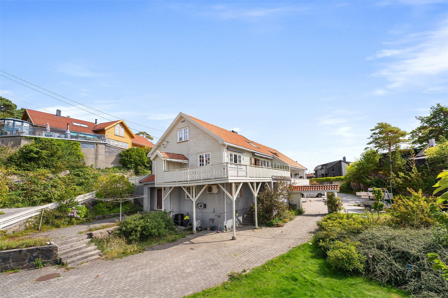 Velkommen til Gamle Hølleheia 2 - Romslig del av tomannsbolig med solrik beliggenhet i etablert og attraktivt nabolag på Høllen, på stor innholdsrik tomt med sjøutsikt! Boligen har behov for modernisering/ oppussing. 