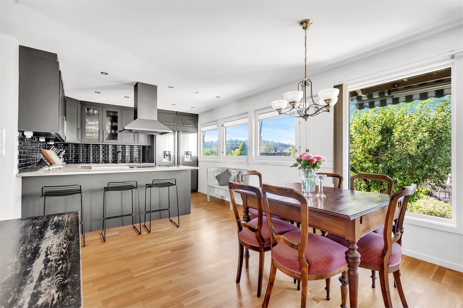 Kjøkkenet er holdt i en åpen løsning mot spisestuedelen av stuen, noe som skaper en sosial atmosfære.