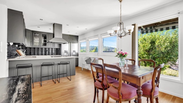 Kjøkkenet er holdt i en åpen løsning mot spisestuedelen av stuen, noe som skaper en sosial atmosfære.