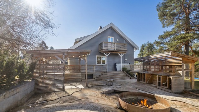 På nordsiden av boligen finner du et flott uteområde som er pent opparbeidet med pergola, fullt utstyrt kjøkken samt en hyggelig bålplass.