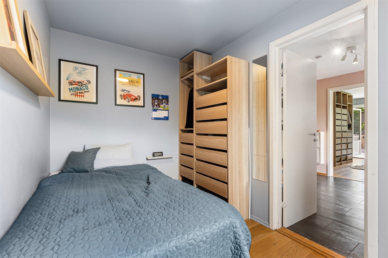 Boligens tredje soverom, også med god plass til seng og garderobe.