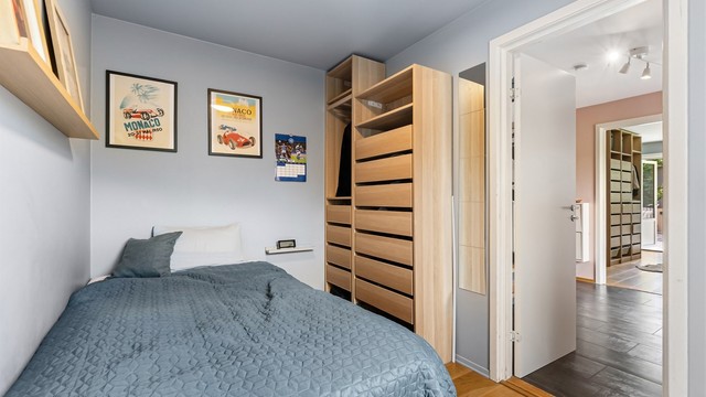 Boligens tredje soverom, også med god plass til seng og garderobe.
