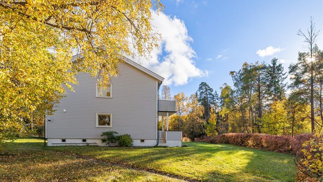 Eiendommen ligger i et rolig og etablert boligområde på Ljan.