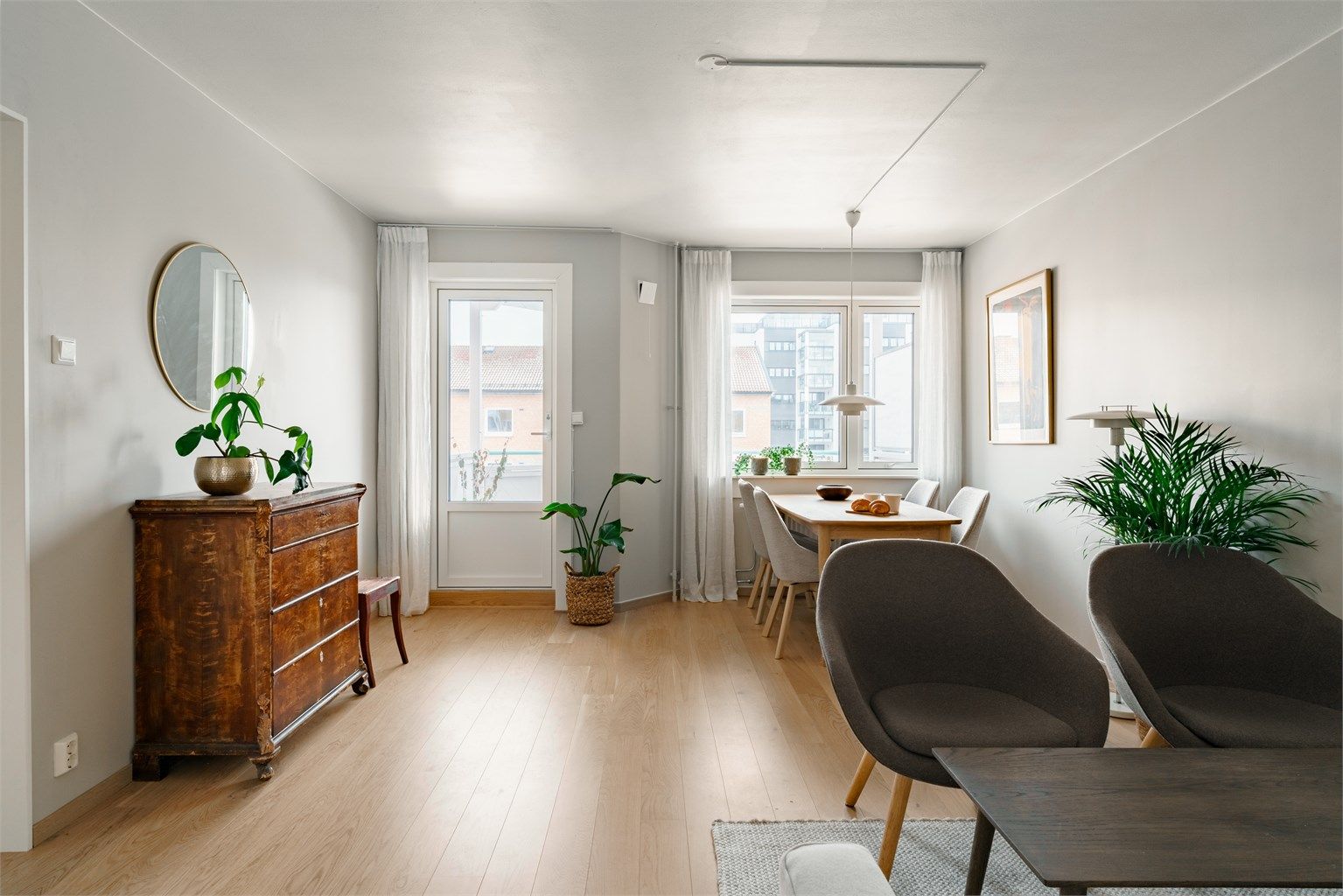 Stuen er et lyst og sentralt rom med god plass til både sittegruppe og spisebord.