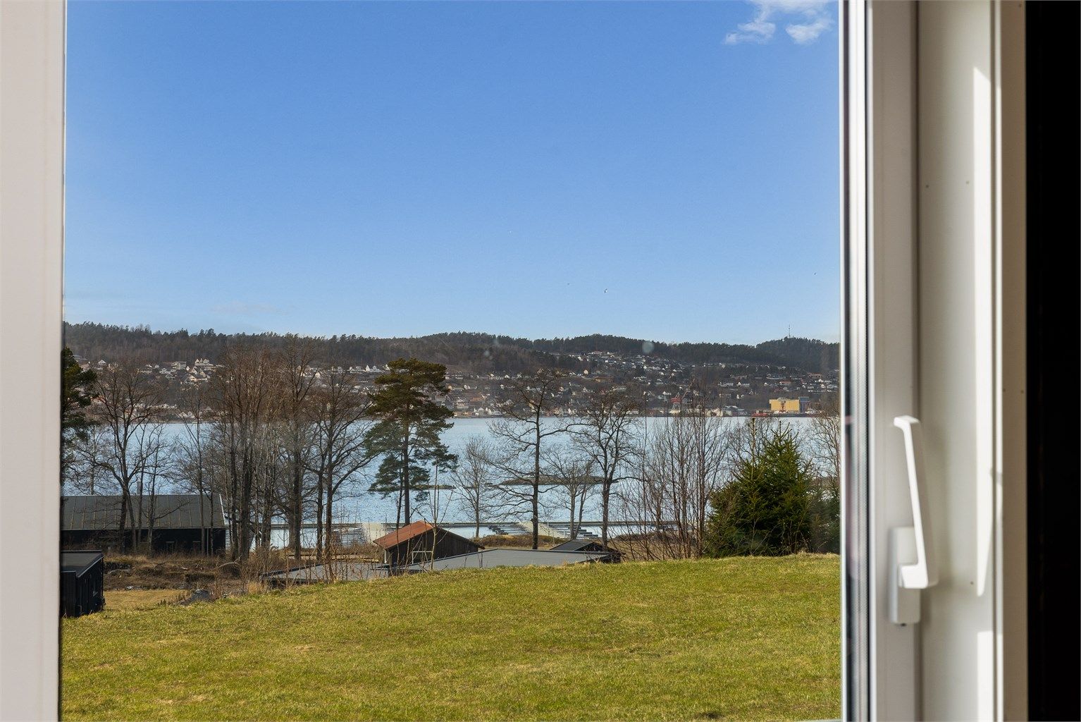 LUFTIG: Åpnes skyvedørene i front av stuen blir terrassen en naturlig fortsettelse, en forlengelse av dette lyse luftige rommet. Møbleringen er lett og fleksibel.