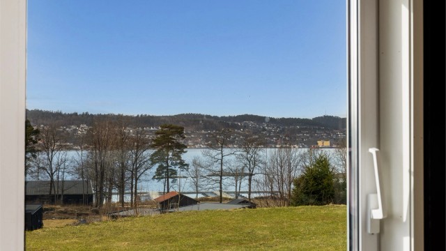 LUFTIG: Åpnes skyvedørene i front av stuen blir terrassen en naturlig fortsettelse, en forlengelse av dette lyse luftige rommet. Møbleringen er lett og fleksibel.