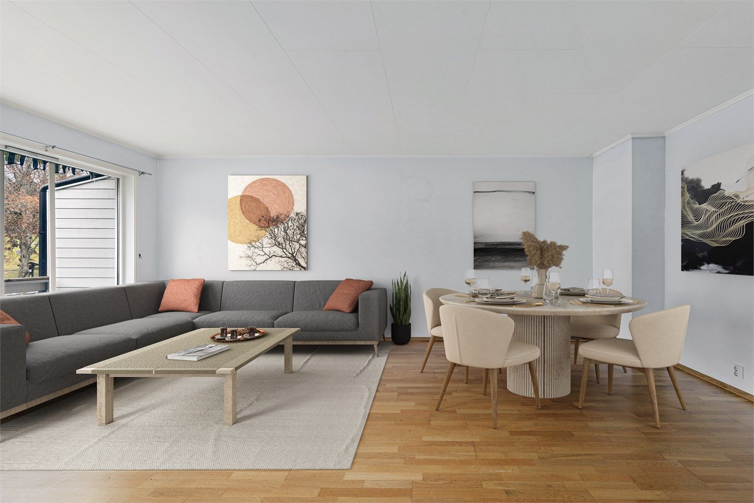 Her er det god plass til sofaen og spisebordet.