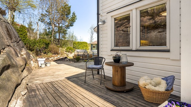 Tomten har sitt eget lille 'fjell', en unik detalj som gir eiendommen særpreg.